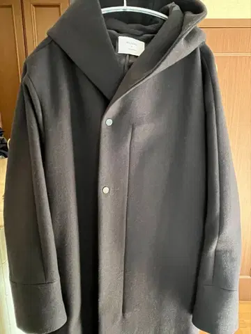 스튜디오스 후드 부착 블랙 울 코트