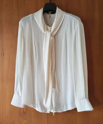 DAMA 컬렉션 DAMA 실크 100% 보타이 블라우스