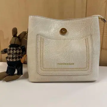 화이트 숄더백 프론트 포켓 부착 여성용