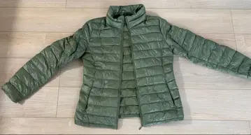 유니클로 울트라 라이트 다운 자켓 M 카키 계열 수납 봉투 포함 여성용