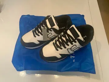 [ 미사용 새상품 ] SANGACIO 화이트/블랙 스니커즈 한정판