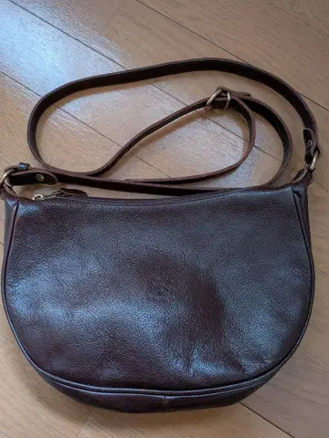 ILBISONTE 일비종떼 가죽 숄더백 초승달형 현행