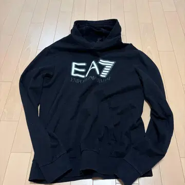 EA7 엠포리오 아르마니 블랙 맨투맨 후드 부착