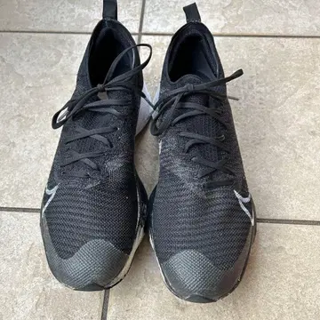 블랙 메쉬 러닝화