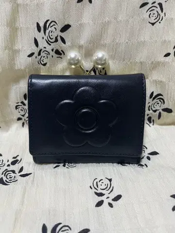 블랙 꽃 모티브의 이단 접이식 지갑