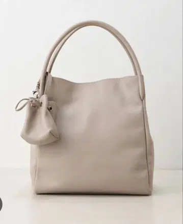 새상품 비어즐리 참 장식 토트백 베이지