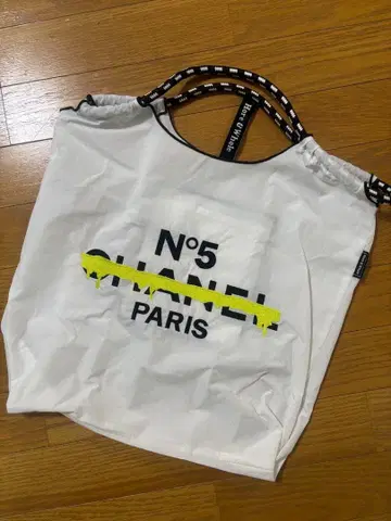 패러디 c 자수 백 C 로고 화이트 에코백