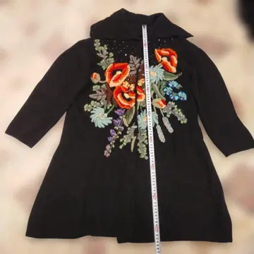 TOKUKO 꽃무늬 자수 롱 가디건 블랙