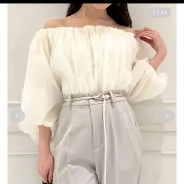 SNIDEL 오프숄더 볼륨 블라우스 아이보리 블라우스