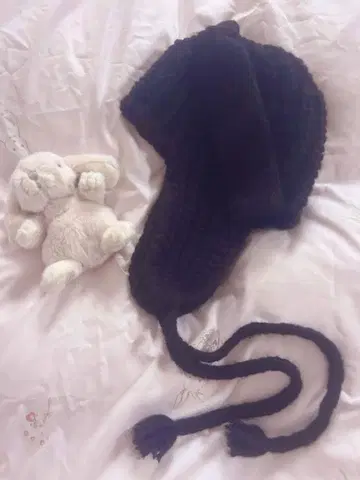 새상품급 CA4LA 귀도리 니트 모자 블랙 컬러