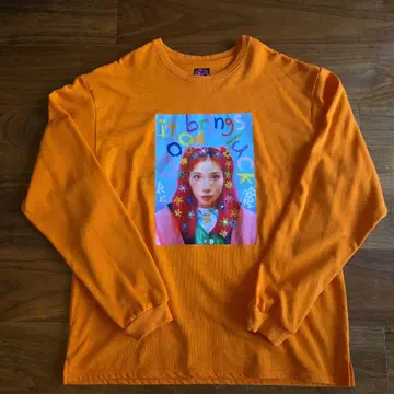 Re. 아르이도트 오렌지 긴팔T셔츠 프론트 프린트