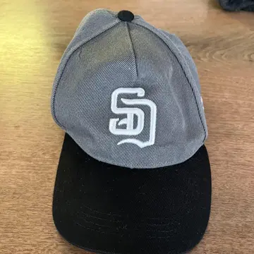 SD 로고 야구 모자 그레이와 블랙