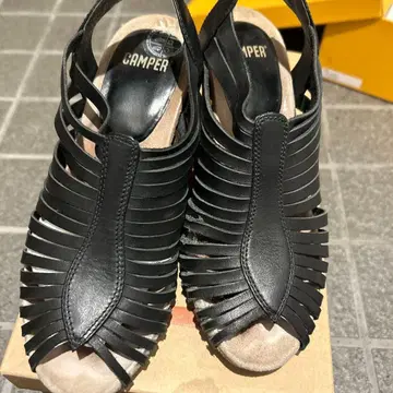 연말 세일 CAMPER 블랙 스트랩 샌들 35