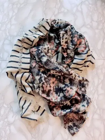 대형 스톨 꽃무늬 x 보더 무늬 스판 장식 포함 울 100%