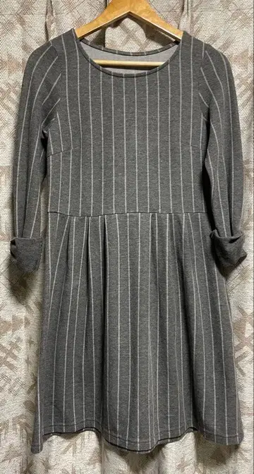 소매 끝이 멋스러운 스트라이프 원피스