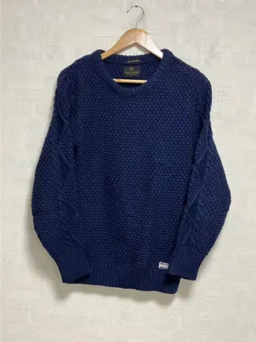 네이비 케이블 니트 스웨터