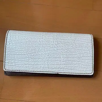 샤크 가죽 장지갑 화이트