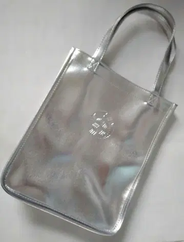 스타벅스 홀리데이 2023 쇼핑백 메탈릭 실버