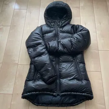 후드 부착 블랙 다운 자켓