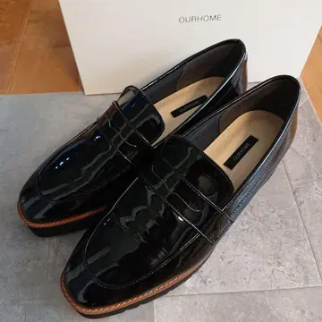 OURHOME 블랙 에나멜 로퍼