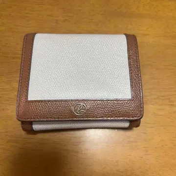 에네스베 이단 접이식 지갑 화이트와 브라운 가죽제