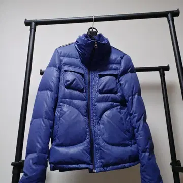 라벤더색 다운 자켓 리브 달린 옷깃