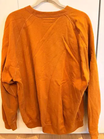 Graphpaper의 오렌지 컬러 크루넥 맨투맨.