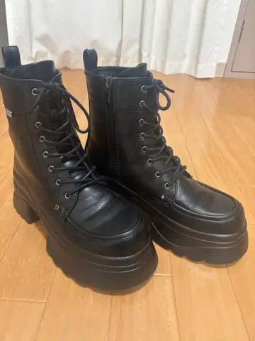 YOSUKE 블랙 통굽 레이스업 부츠 24.5cm