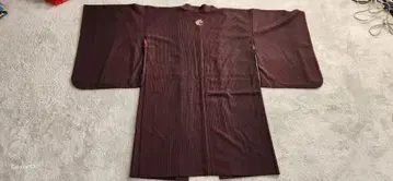 부쇼안 팥색과 블랙 스트라이프 겉옷 등에는 벚꽃 자수