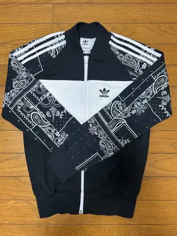 adidas 반다나 패턴 트레포일 자수 집업 자켓