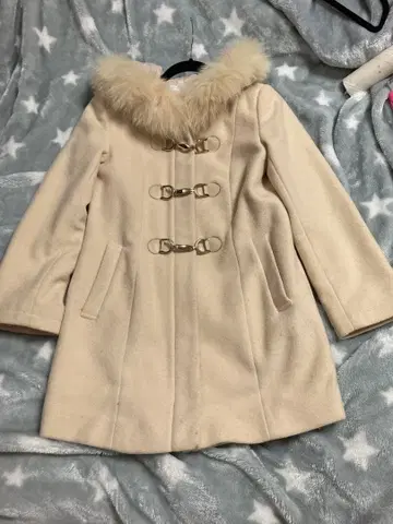 퍼 달린 더플 코트 크림색