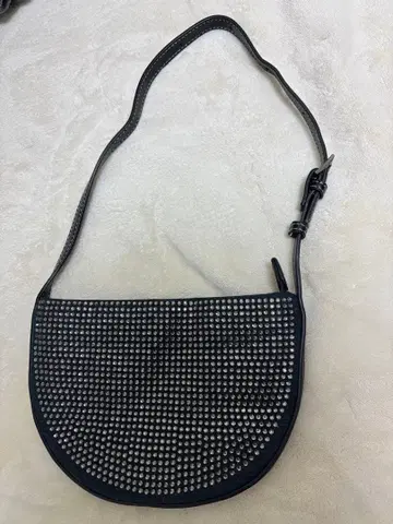 스터드 장식 블랙 숄더백