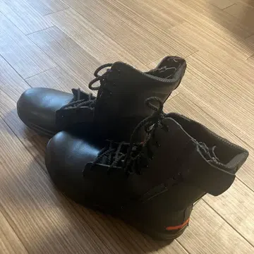 블랙 워크 부츠 지퍼 포함