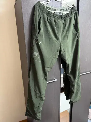 언더 아머 올리브 그린 팬츠