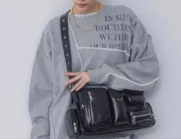 블랙 숄더백 멀티 포켓 디자인