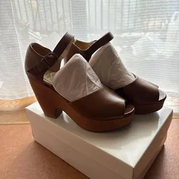 enchanted 오픈토 샌들 브라운