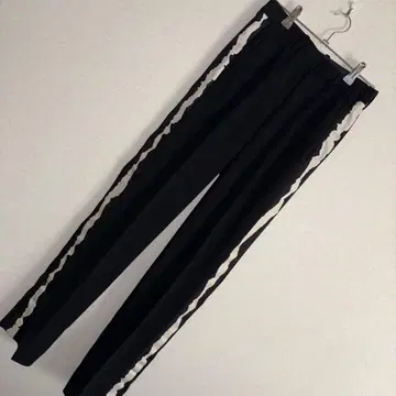 블랙 사이드 장식 슬림 팬츠