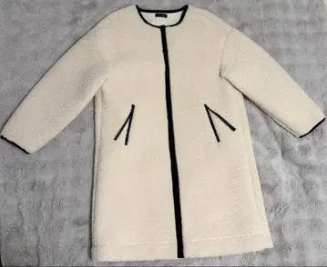 아이보리 보아 코트 블랙 트리밍