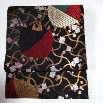 블랙 베이스, 형형색색의 자수 후쿠로 오비