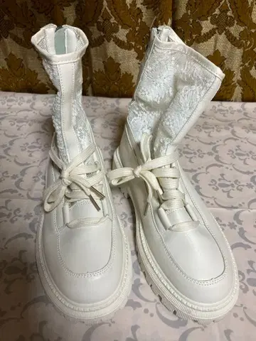 화이트 하이컷 통굽 부츠