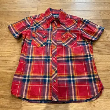 체크 무늬 반팔 셔츠 빨간색 계열