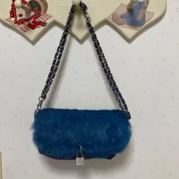 파란색 퍼 숄더백