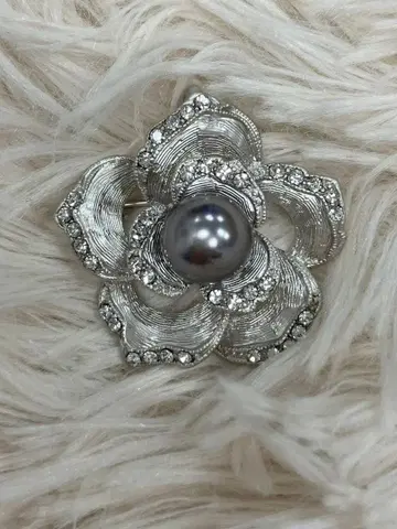 펄과 실버 꽃 모티브 브로치