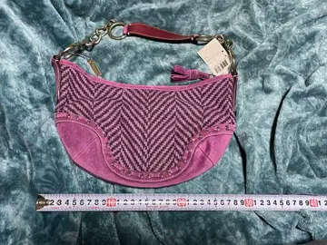 보라색 지그재그 무늬 핸드백