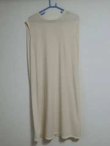 Bou Jeloud 슬리브리스 니트 원피스 크림색