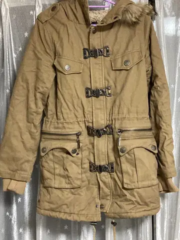 세실 맥비 베이지 모즈 코트 퍼 포함