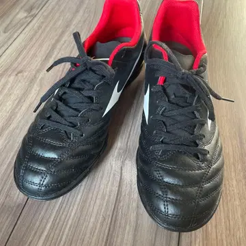 미즈노 모나시다 REO 축구화 블랙/레드