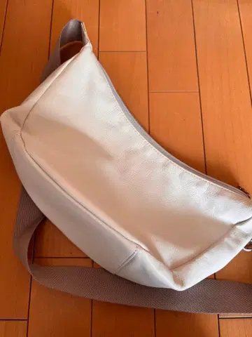 russet 숄더백 화이트