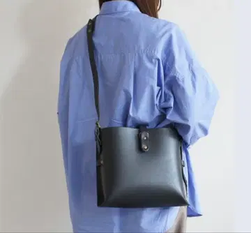 블랙 숄더백 타이드웨이