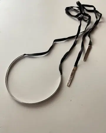 IOSSELLIANI 실버 x 블랙 가죽 초커